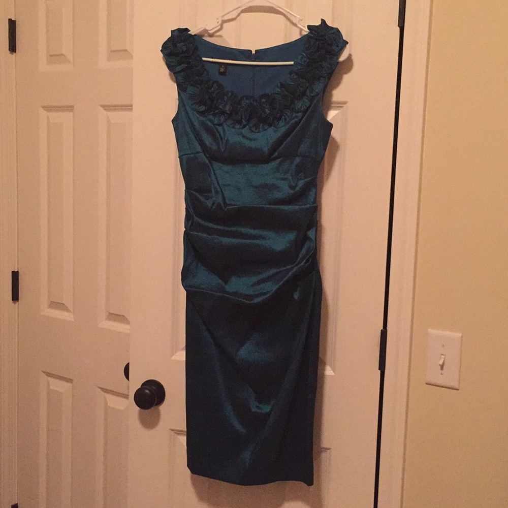 Green semi formal dress, slim fit